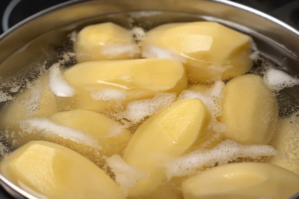 Dodaj žlicu u krumpir koji se kuha. Bit će gotov puno ranije i poprimit će više okusa 