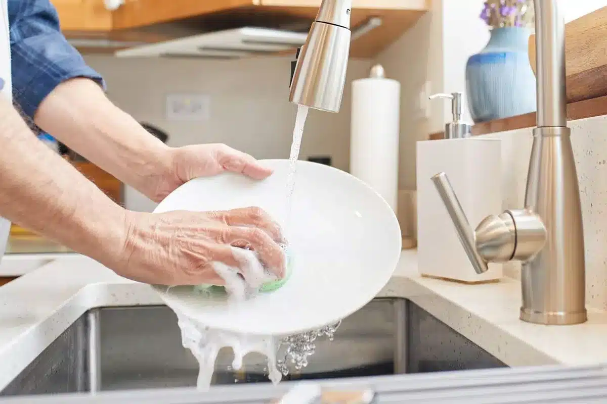 Spülmaschine oder Spülbecken: Diese schlechte Angewohnheit beim Geschirrspülen macht Ihre Wasser- und Energieeinsparungen zunichte