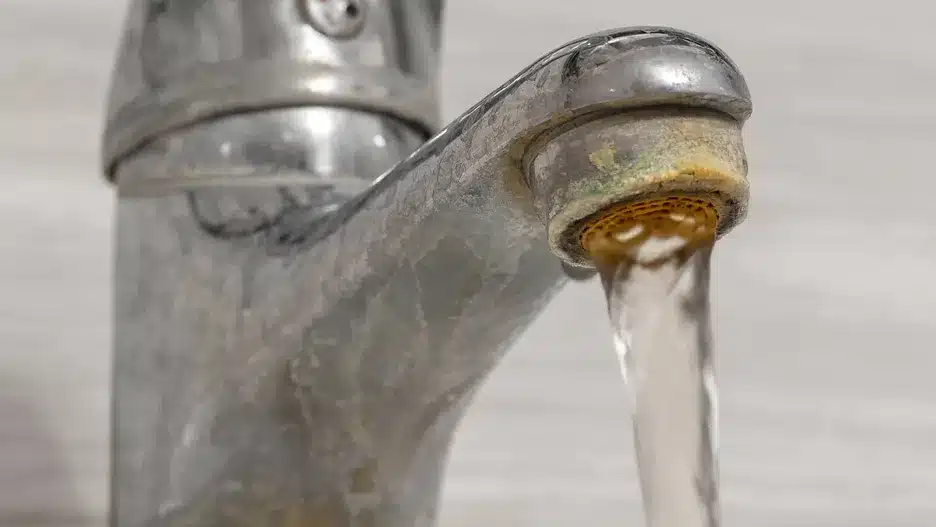 Nanesite sredstvo na slavinu. Ljuština se ljušti komad po komad.