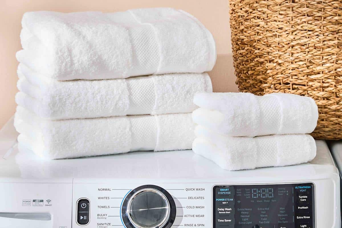 Kako ručnicima vratiti mekoću? Samo ih operite u perilici i bit će pahuljasti i mekani na dodir.