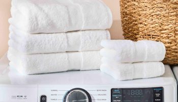 Vaše prádlo je sivé, nie biele? Nie je to vina pracieho prášku, ale klapky vo vašej práčke.