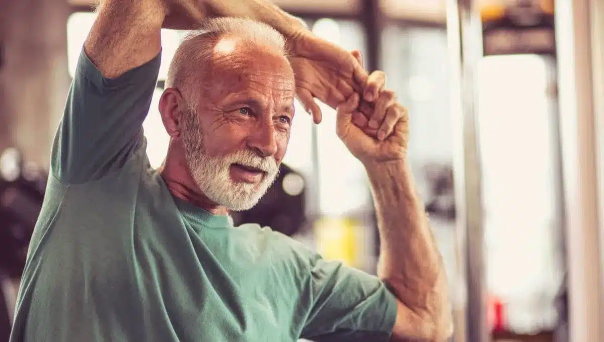 Ani plávanie, ani jóga: jednoduché cvičenia, ktoré zbavia starších ľudí „krídel netopiera“.