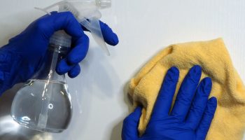 Rozprašovanie octu pod posteľou: prečo je to potrebné a prečo sa to odporúča.