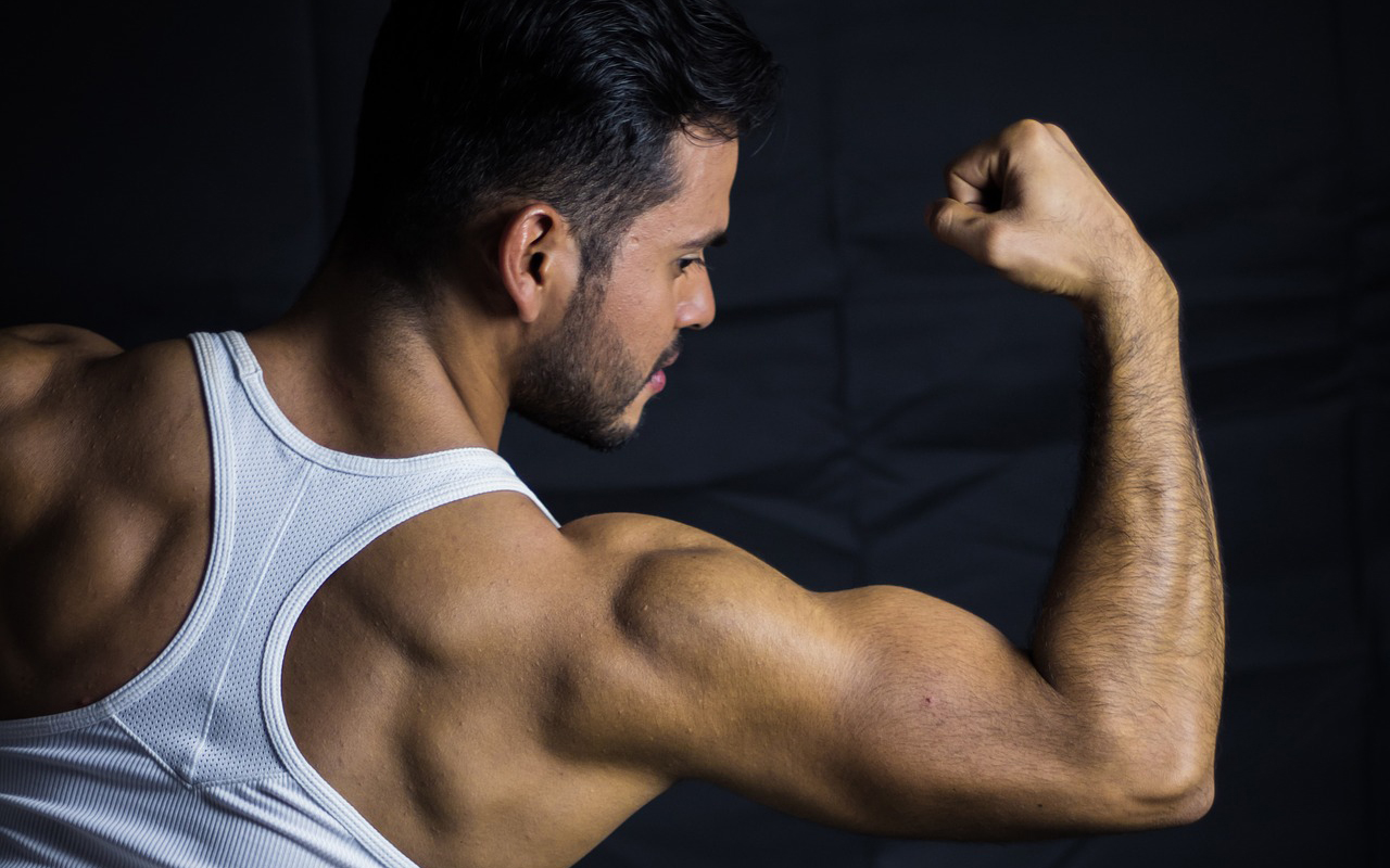 Ylävartalon lihasmassan kasvun salaisuus: vähemmän harjoituksia ja enemmän toistojen määrää.