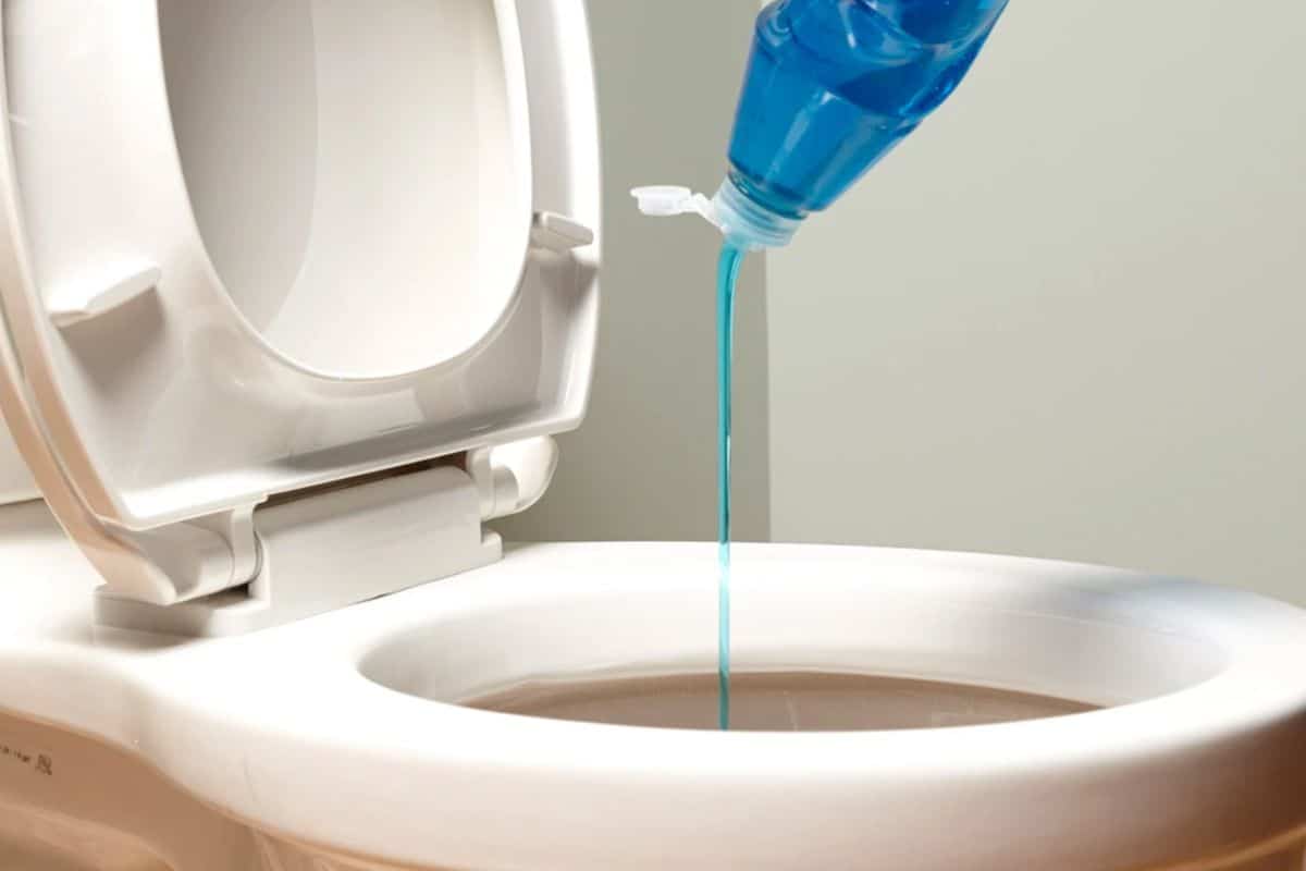 Jedna kvapka tohto toaletného prostriedku má silný účinok na záchodovú misu a odstraňuje nepríjemný zápach