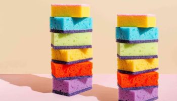 Modrá, zelená alebo žltá: nikdy by ste neuhádli, prečo sú kuchynské špongie rôznych farieb