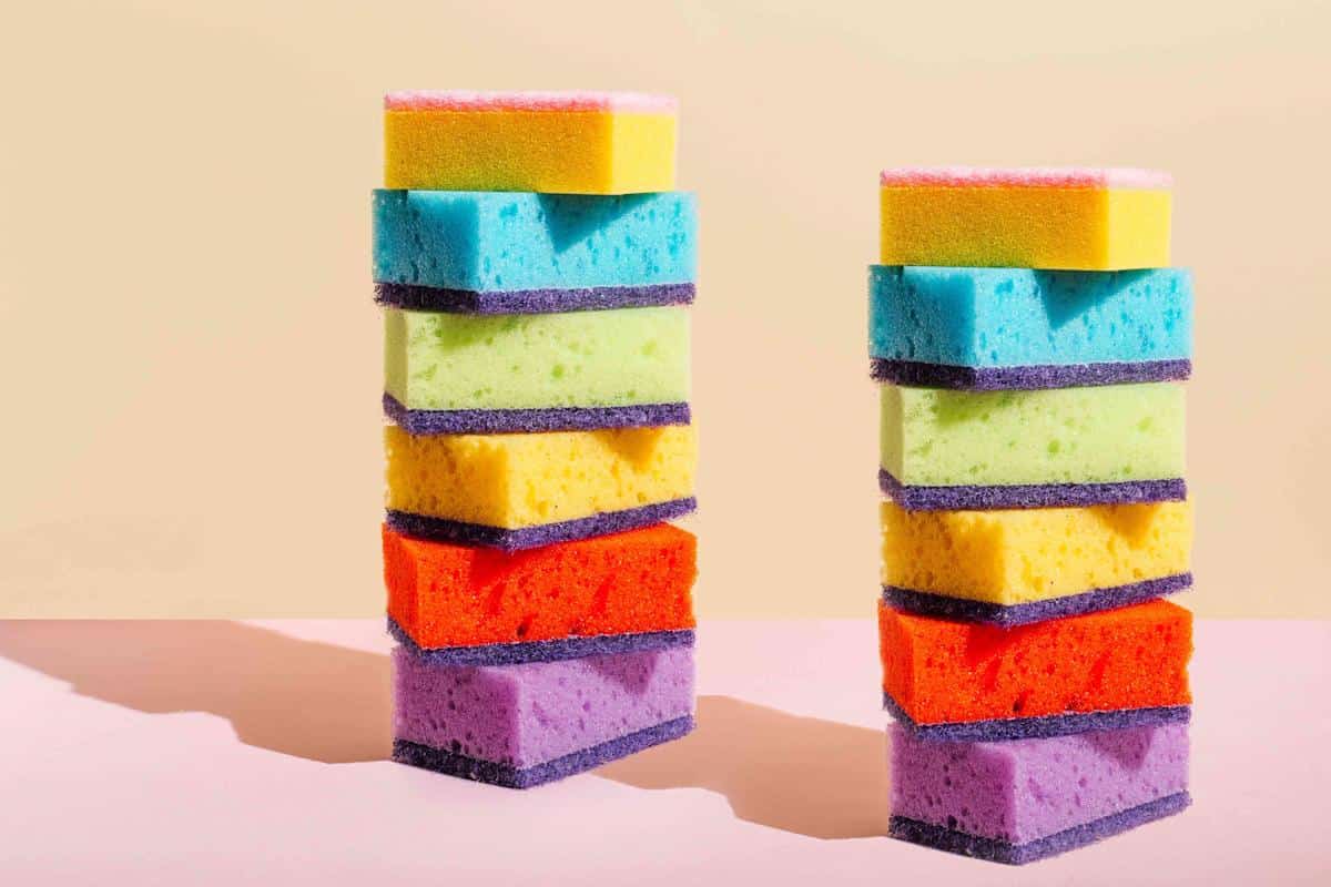 Modrá, zelená alebo žltá: nikdy by ste neuhádli, prečo sú kuchynské špongie rôznych farieb