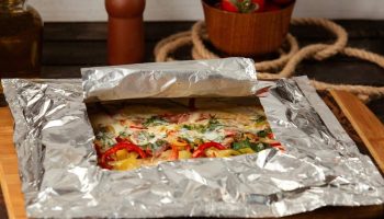 Nielen do kuchyne! Prečo by ste mali mať vždy kúsok alobalu vo vrecku saka.