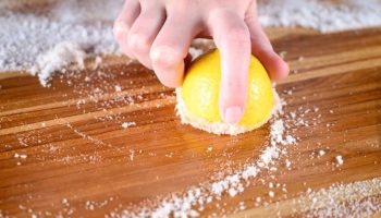 Ako správne čistiť drevenú dosku na krájanie: 3 účinné metódy