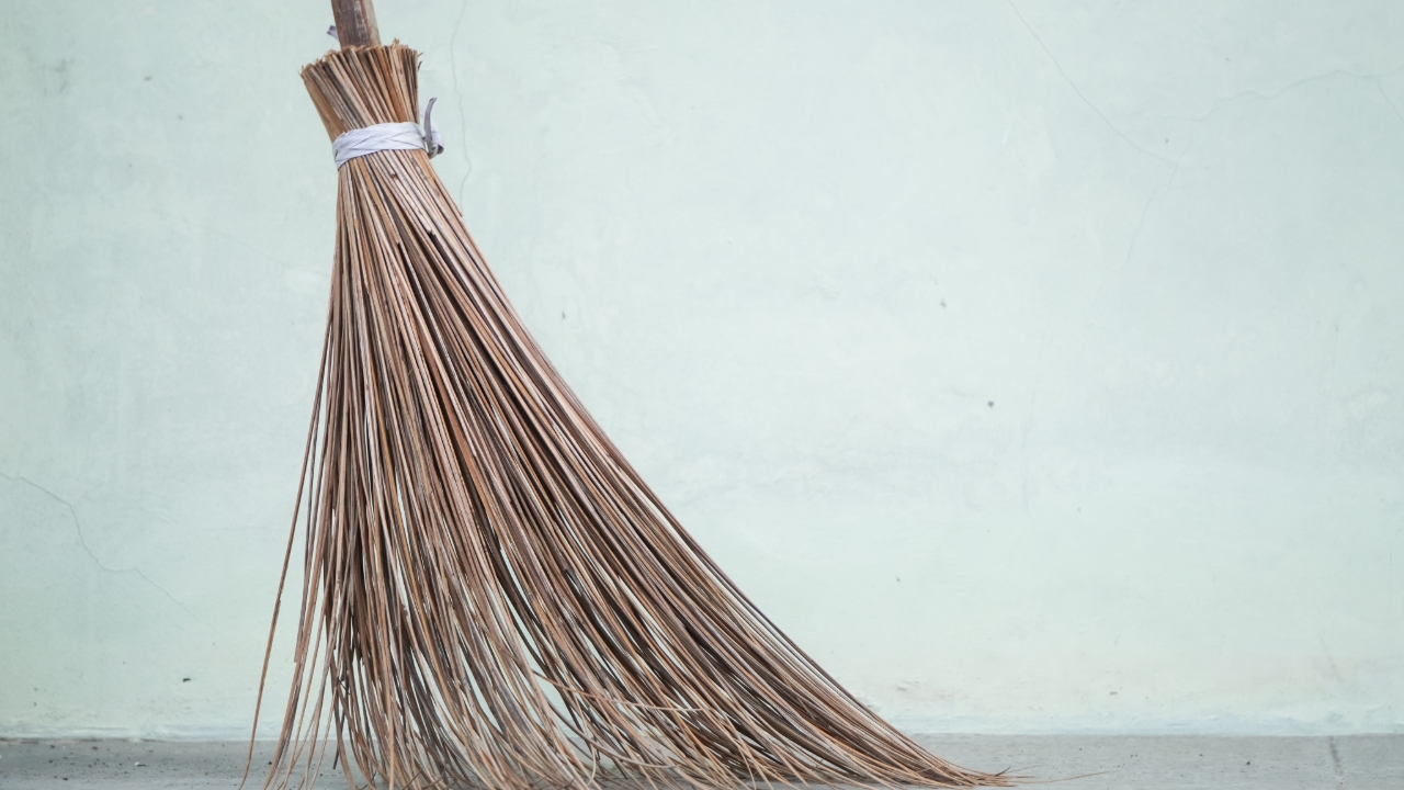 Korištenje navlake za metlu: zašto se preporučuje prilikom metenja i za što vam je potrebna.