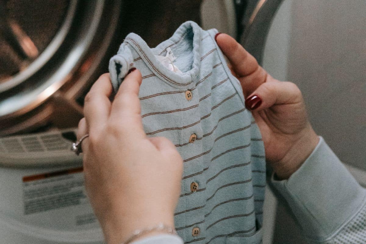 Zašto odjeća ima ostatke deterdženta nakon što je izvadite iz perilice?