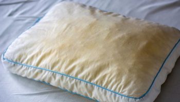 Waarom is het goed om waterstofperoxide, bakpoeder en vloeibaar wasmiddel of zeep op je matras en kussens te gieten?