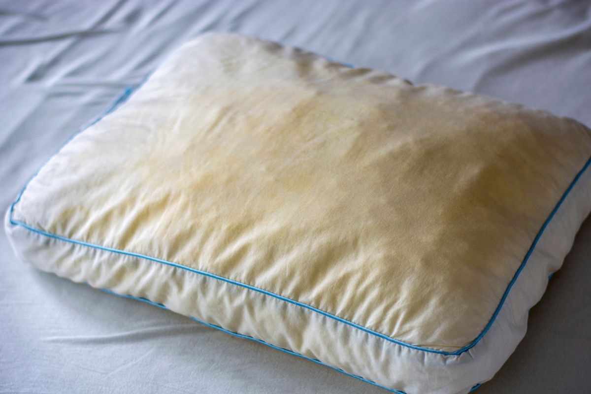 Waarom is het goed om waterstofperoxide, bakpoeder en vloeibaar wasmiddel of zeep op je matras en kussens te gieten?