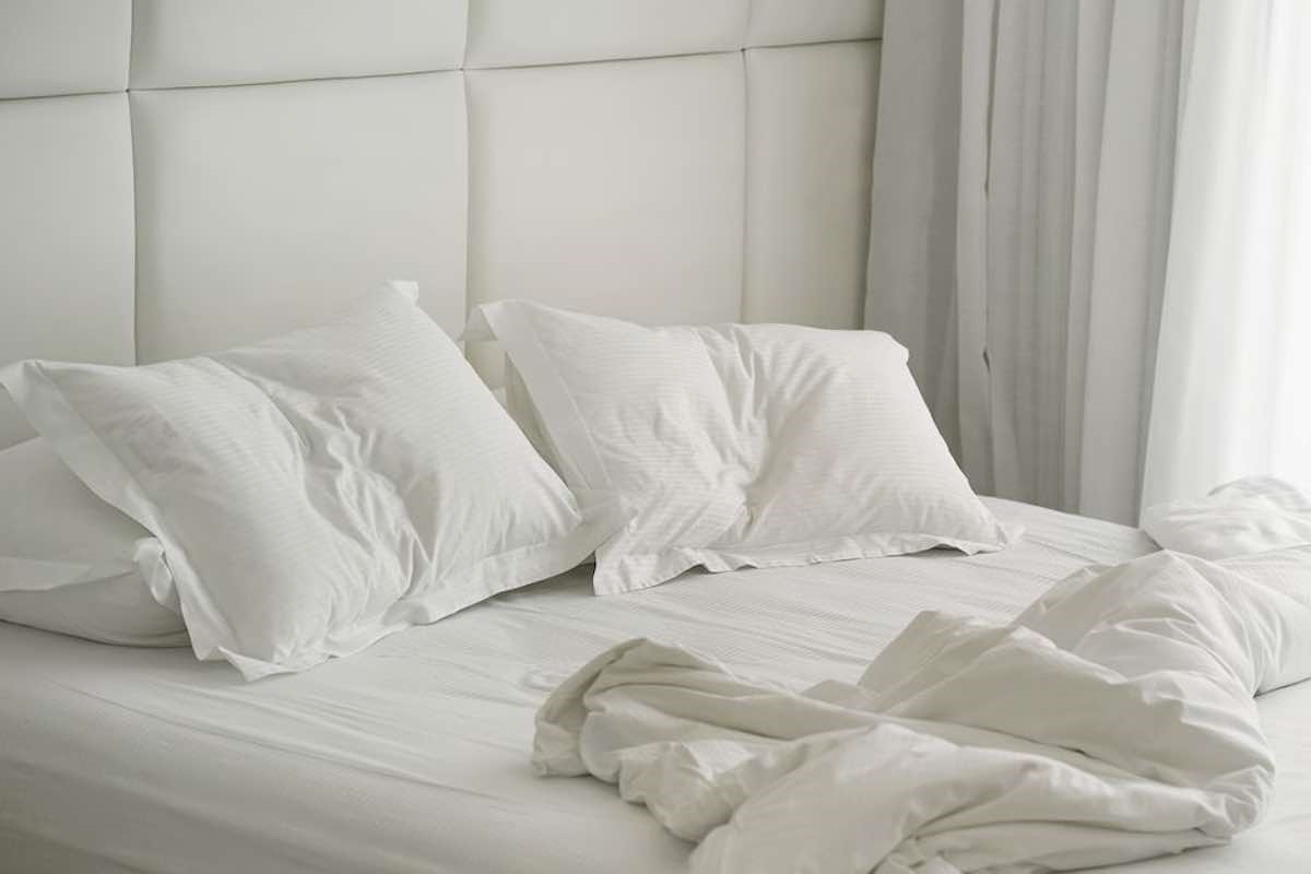 Zašto je dobro na madrac i jastuke sipati vodikov peroksid, sodu bikarbonu i tekući deterdžent ili sapun?