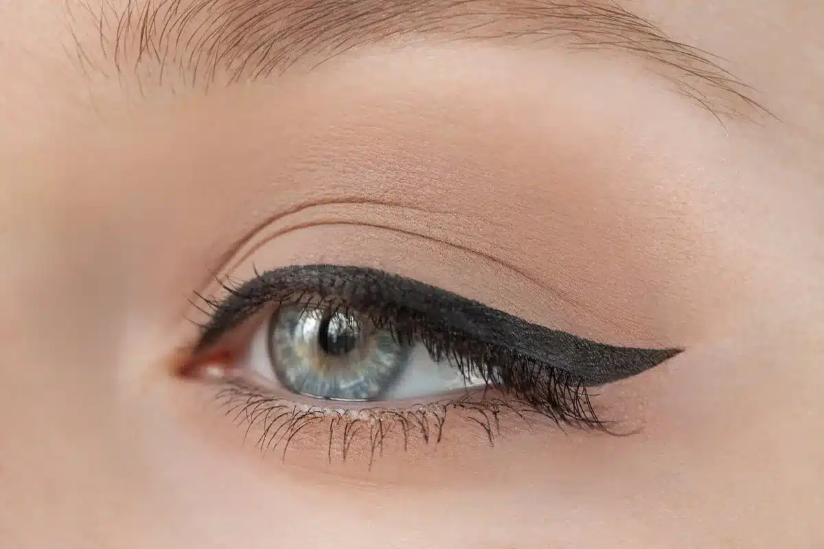 Wie kann man die Augen mit Make-up vergrößern? 10 bewährte Techniken, die Ihren Blick offener machen [Schritt-für-Schritt-Anleitung]