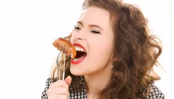 Štúdia ukázala, že ľudia, ktorí jedia mäso, majú väčšiu šancu dožiť sa 100 rokov, ale je tu jeden háčik.