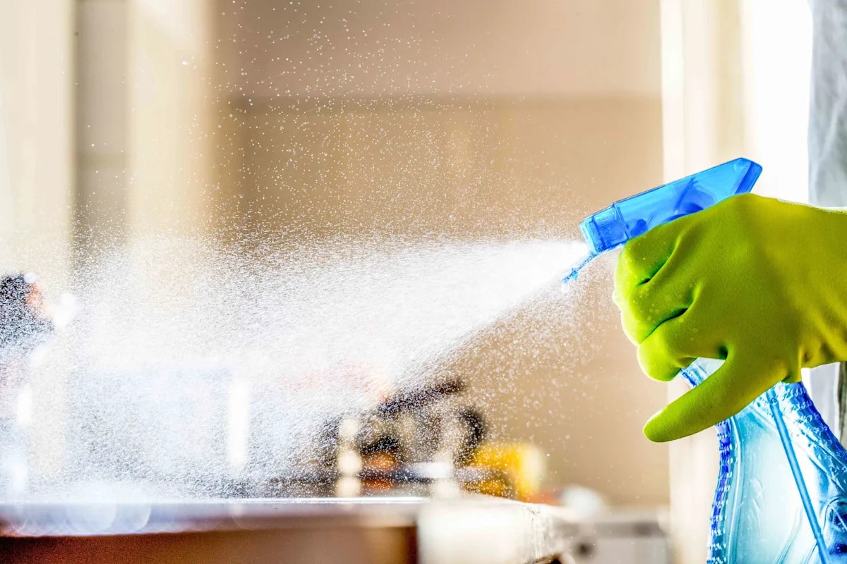 Rozprašovanie octu v rohoch domu: načo je to potrebné a prečo sa to odporúča.