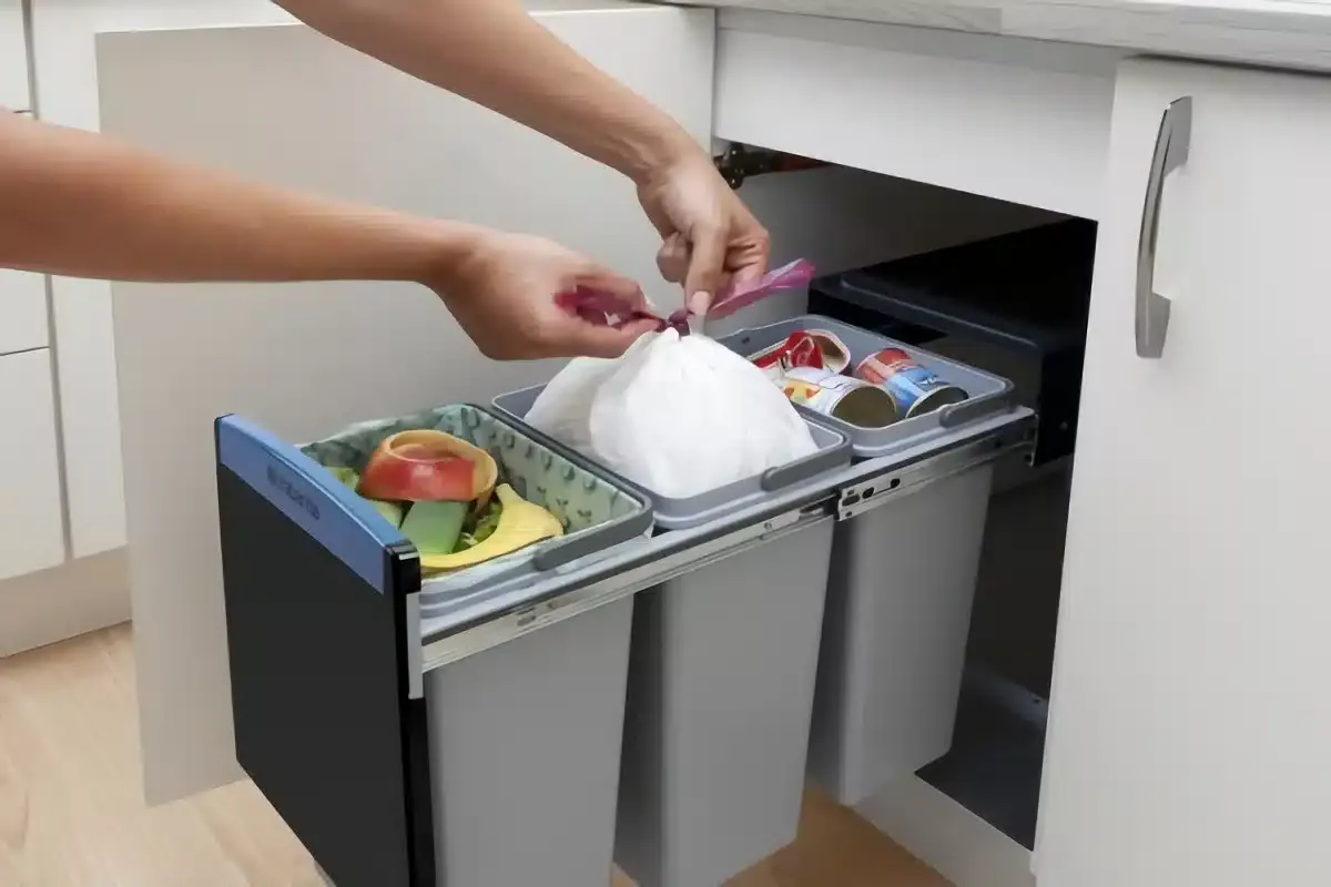 Nevyhadzujte to do kompostovacej jamy ani do kontajnera na biologický odpad. Tento domáci odpad spôsobuje problémy.