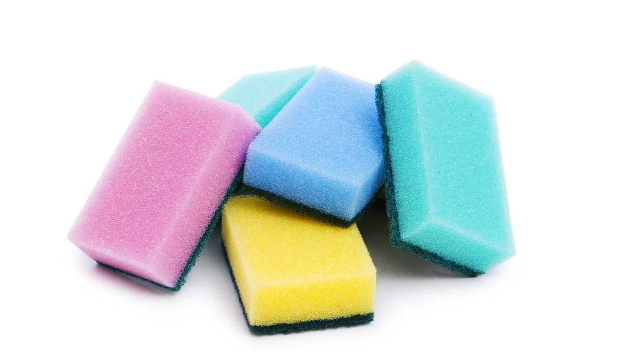 Ako imate kuhinjsku spužvicu, imate blago: tajnu koja poboljšava kvalitetu svakog pranja i štiti vašu perilicu rublja.