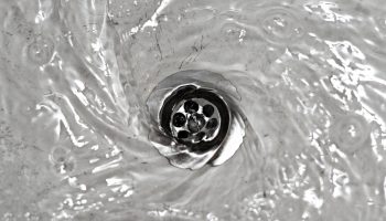 Nalejte pol pohára a vylejte do odtoku. Tento prostriedok „pohlcuje“ hnijúce usadeniny.