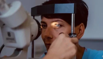 Oftalmológ hovorí o plávajúcich zákaloch v očiach: „Často ich vidíme, keď sa pozeráme na biely pozadie, keď čítame a predovšetkým na pláži.“