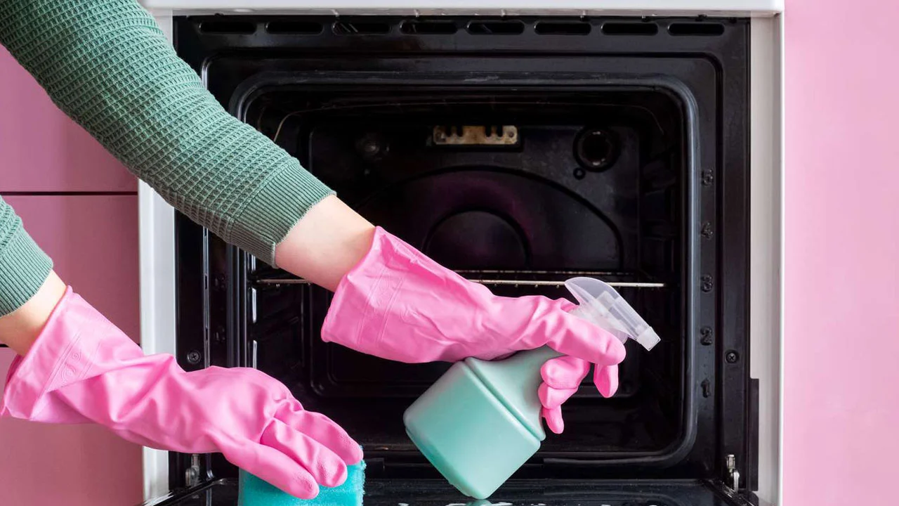 Fără bicarbonat de sodiu și fără oțet: cum să curățați cu ușurință cuptorul și să îndepărtați grăsimea.