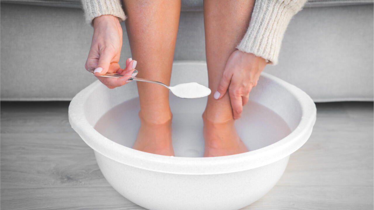 Pranje nogu limunom i sodom bikarbonom: zašto se preporučuje i kada ga je najbolje učiniti.