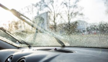 Letní směs do ostřikovačů zamrzla? Existuje osvědčený způsob, jak problém rychle vyřešit