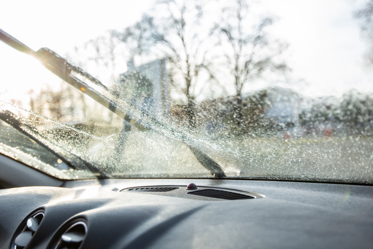 Letní směs do ostřikovačů zamrzla? Existuje osvědčený způsob, jak problém rychle vyřešit