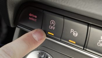 Systém start-stop je zřejmě jednou z nejméně oblíbených funkcí v autech. Šetří palivo, ale škodí motoru?