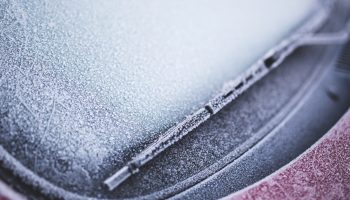 Ani horká voda, ani škrabka: Toto je nejlevnější, nejrychlejší a nejúčinnější trik na odstranění námrazy z čelního skla