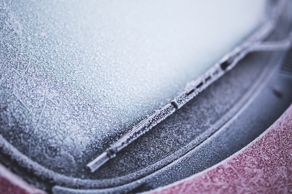 Ani horká voda, ani škrabka: Toto je nejlevnější, nejrychlejší a nejúčinnější trik na odstranění námrazy z čelního skla