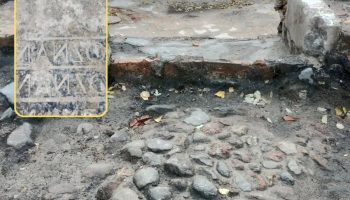 Unikátní nález ve varšavském sklepě: Kamenné desky se zrcadlovými nápisy a stopy po továrně na čokoládu