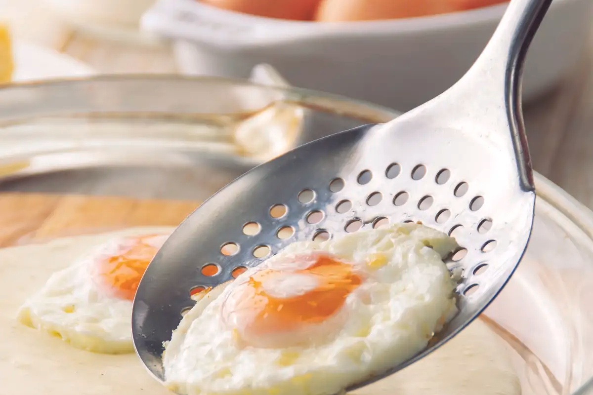 Zašto je ključno dodati ocat u tavu kod prženja jaja? Isprobajte ovaj trik, par kapi je dovoljno