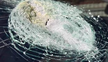 Misteriozni objekt iz svemira udario u vjetrobransko staklo Tesle u vožnji: Znanstvenici istražuju slučaj