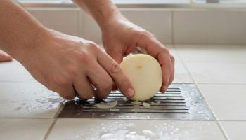 Trljanje luka o kućne rešetke: Otkrijte zašto ovaj trik preporučuju stručnjaci za čišćenje