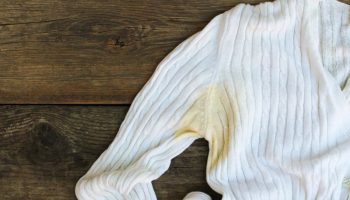 Ni izbjeljivač ni soda bikarbona: Kako ukloniti žute mrlje od znoja s bijele odjeće