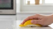 Trljanje kore limuna o radnu ploču: Zašto se preporučuje i čemu služi
