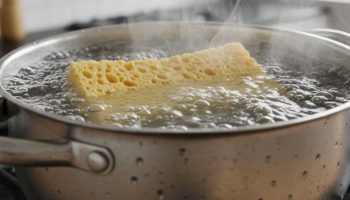 Kuhinjske spužve: Zašto ih kuhati u vodi svaki tjedan i kako to čuva vaše zdravlje i dom?