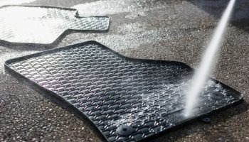 Zašto je pametno prskati ocat po auto tepisima: Genijalan trik!