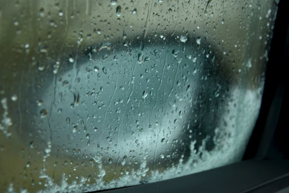 Tajni trikovi za kristalno čista stakla: Odmaglite svoj automobil bez klima uređaja!