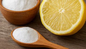 Miješanje 3 žličice sode bikarbone s dvije kriške limuna: Zašto se to preporučuje i čemu služi?
