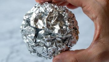 Zimi je uvijek nosim u torbi. Kuglica aluminijske folije pomaže mi u određenoj situaciji.