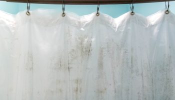 Kako objesiti zavjesu za tuširanje kako bi se smanjio rizik od pojave plijesni