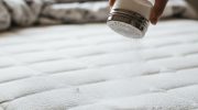 Pospipanje sode bikarbone po madracu: zašto se to preporučuje i čemu služi