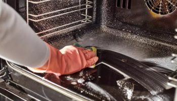 Zašto je prskanje sirćeta po vratima rerne dobra ideja i čemu to služi?