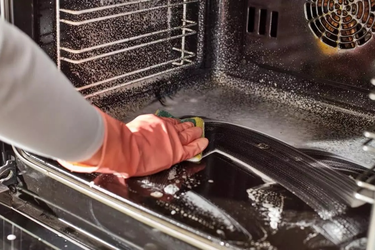 Zašto je prskanje sirćeta po vratima rerne dobra ideja i čemu to služi?