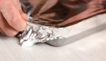 Zašto aluminijumska folija ima dve različite strane?