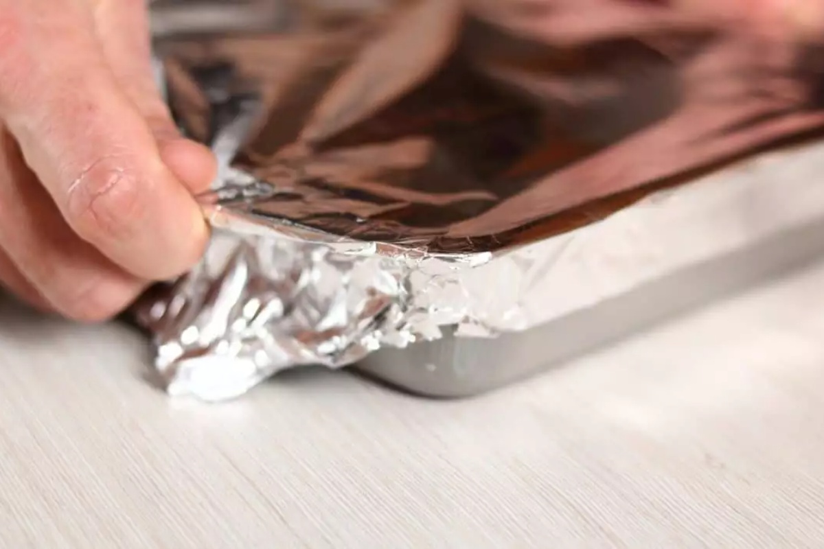 Zašto aluminijumska folija ima dve različite strane?