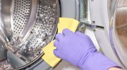 Bez izbeljivača i deterdženta: trik sa 2 kuhinjska sastojka za čišćenje bubnja veš mašine